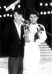 ​和张国荣并肩也毫不逊色！张卫健鲜肉时期照片惊艳网友