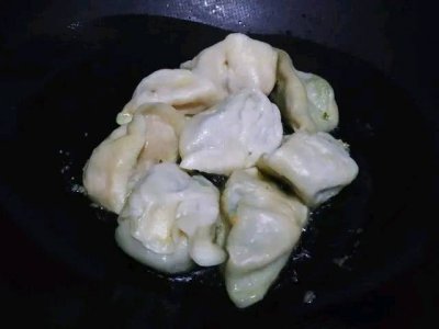 ​饺子煮太多剩了怎么办？剩饺子加个鸡蛋，味道香喷喷，好吃又好看