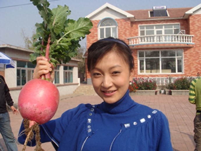 她被赞是最美乡村女子,私下其实非常洋气