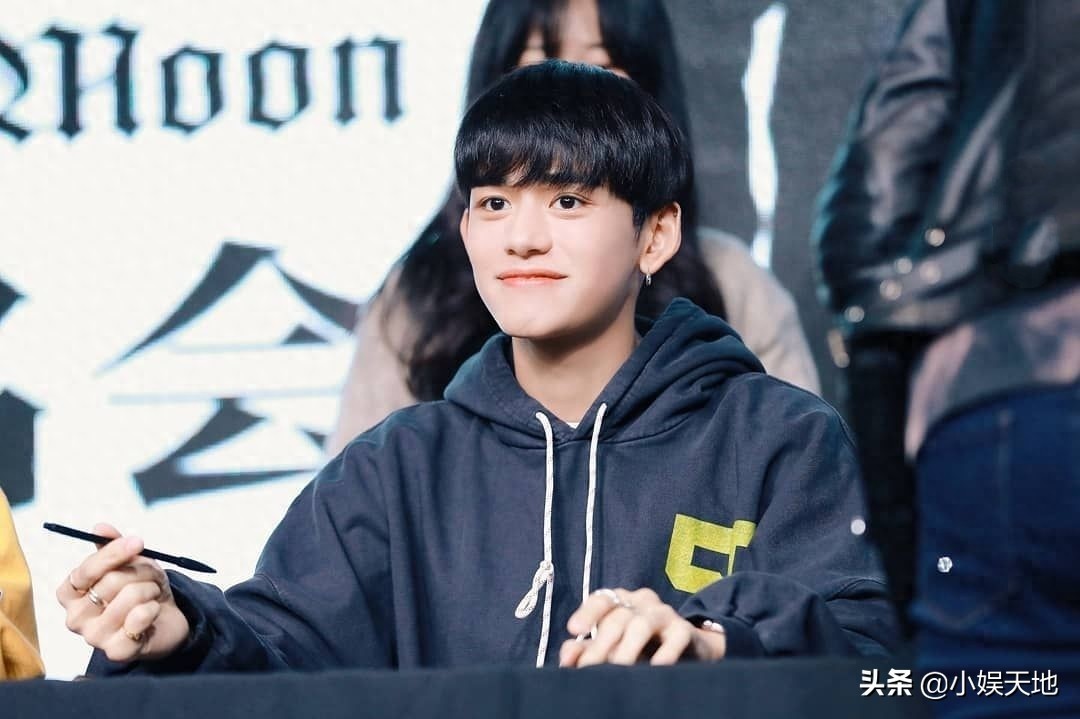 NCT成员黄旭熙（lucas)活动照，可盐可甜的大男孩，手指太好看
