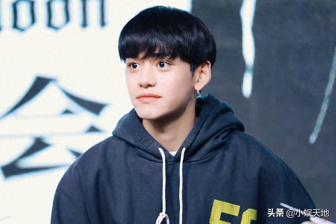 NCT成员黄旭熙（lucas)活动照，可盐可甜的大男孩，手指太好看