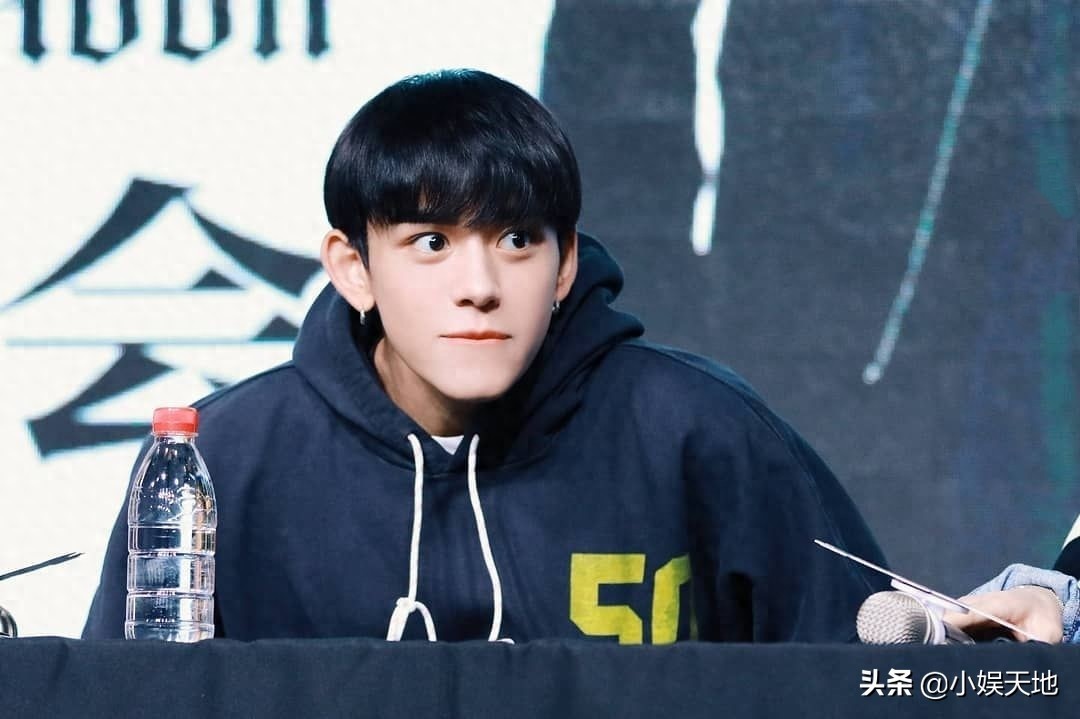 NCT成员黄旭熙（lucas)活动照，可盐可甜的大男孩，手指太好看