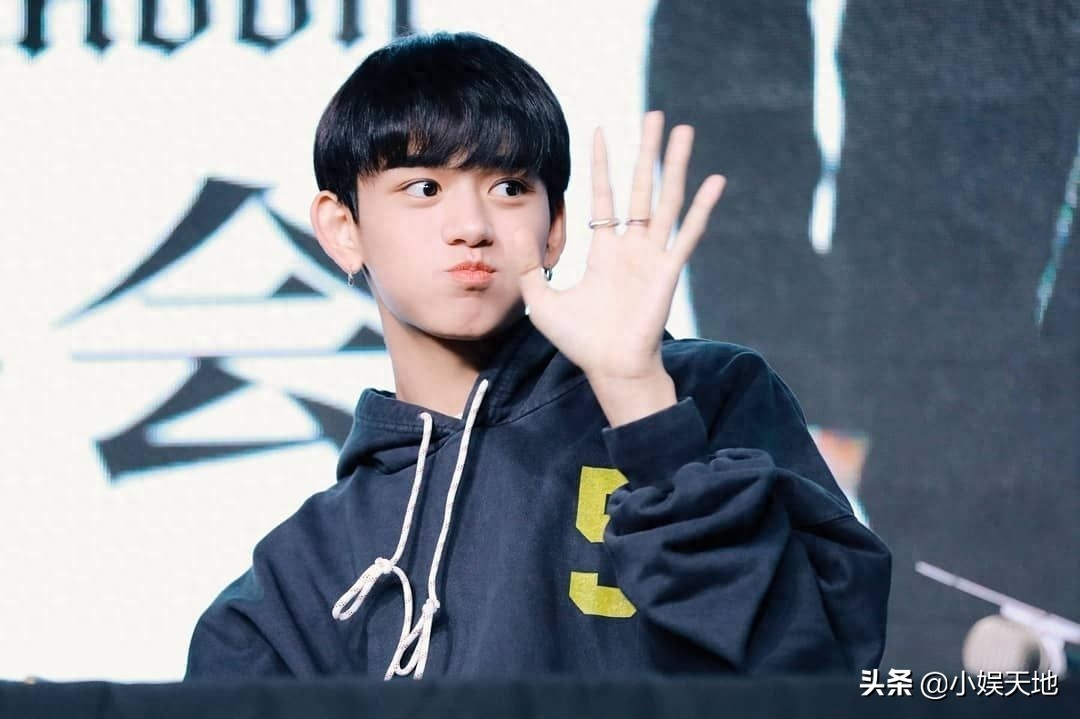 NCT成员黄旭熙（lucas)活动照，可盐可甜的大男孩，手指太好看