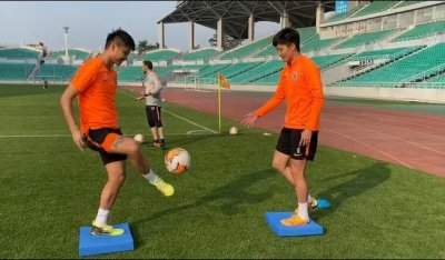 ​23秒丨鲁能热身赛王彤陈科睿场边热身，画面引起极度舒适