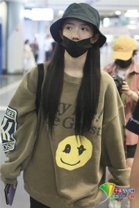 ​孟美岐深夜素颜回京包裹严实 见粉丝跟拍露浅笑