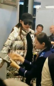 ​唐嫣安检不脱外套怎么回事？唐嫣安检为何不脱外套引网友质疑耍大牌