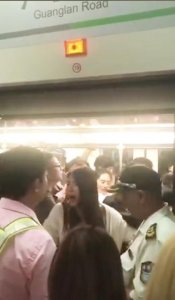 ​拘留也无所谓 我是受害者！上海地铁女乘客丢手机扒车门阻挠运营