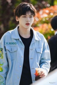 ​翟潇闻壁纸：一笑涨粉五万的男人