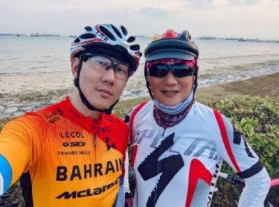 ​林俊杰晒与爸爸合照为其庆生 父子俩对镜浅笑颜值高