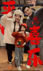 ​经超小李琳一家三口大年初二晒合影，女儿长得像爸爸！