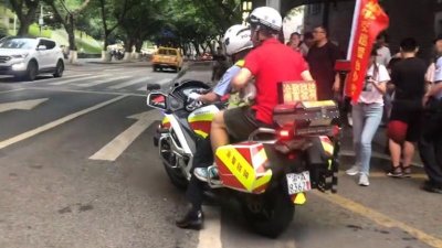 ​重庆一监考老师拿错证件，交警紧急护送，10分钟赶到考场