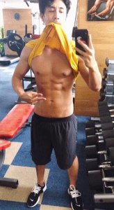 ​这身材绝了！杜淳半裸上身秀八块腹肌