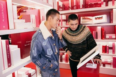 ​李易峰陈伟霆共同亮相节目，“卤蛋组合”互摸寸头非常有趣