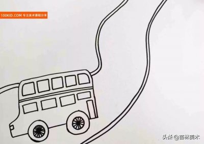 ​「儿童创意画」站在城市街头，恍如置身车水马龙的大城市