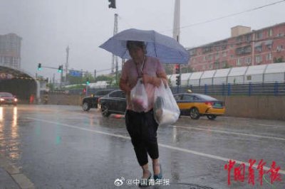 ​北京暴雨红色预警中这些人默默守护城市
