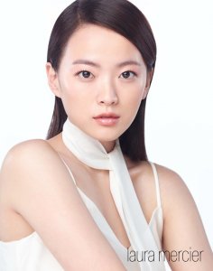 ​韩国女艺人千禹熙拍杂志写真秀完美肌肤