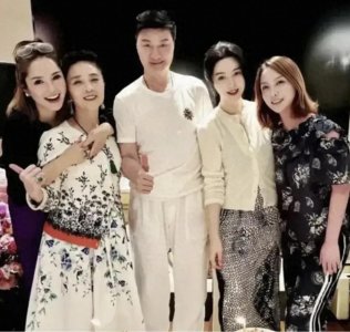 ​43岁范冰冰全家福曝光：73岁爸爸吊打男模，68岁妈妈气质不输女儿