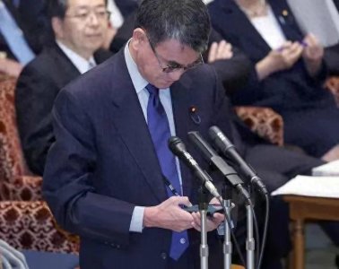 ​国会答辩掏手机查资料被阻止，河野太郎：“啊，不能用啊”