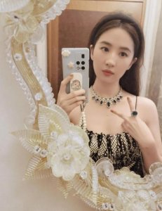 ​刘亦菲胸前“销魂痣”成热门话题