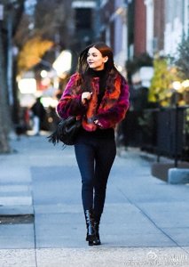 ​大美妞Victoria Justice纽约出街，招牌笑容好美