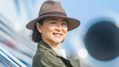 ​70岁林青霞近况惊艳众人，五官精致皮肤白皙，与汤唯同框宛如姐妹