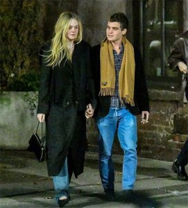 ​艾丽·范宁新恋情曝光 与《滚石》杂志CEO牵手出街