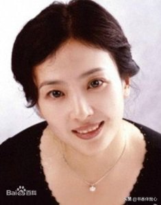 ​刘亦菲妈妈刘晓莉，长相秀美，身材高挑，比刘亦菲漂亮多了