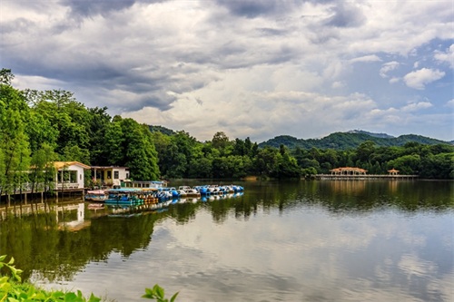 麓湖公园位于广州市越秀区,白云山风景名胜区南端