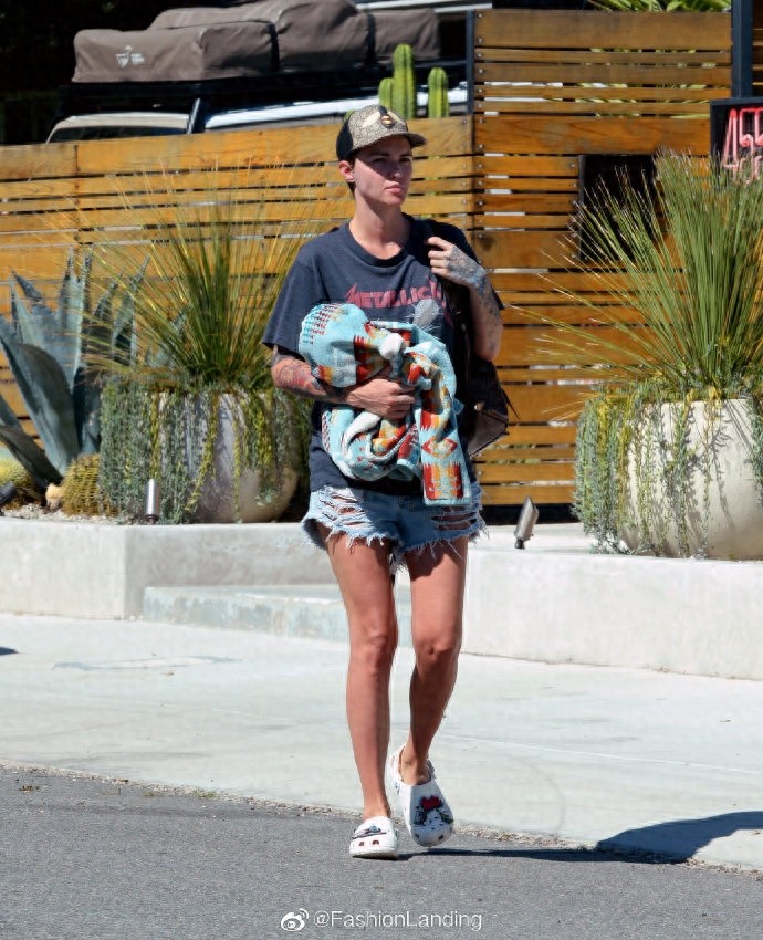 鲁比·洛斯现身洛杉矶街头，这腿像是日光浴晒，这也太红了