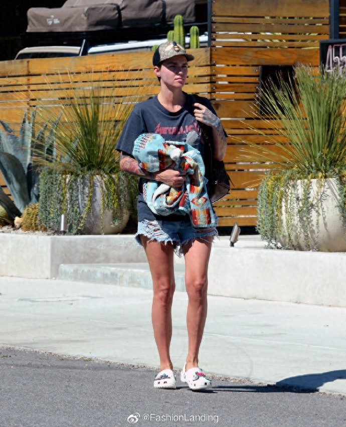 鲁比·洛斯现身洛杉矶街头，这腿像是日光浴晒，这也太红了