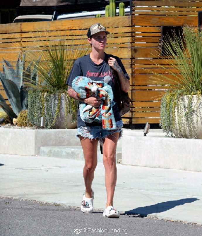 鲁比·洛斯现身洛杉矶街头，这腿像是日光浴晒，这也太红了