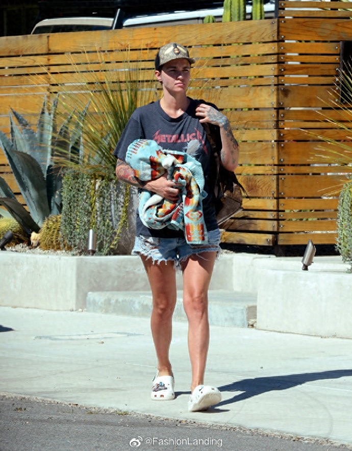 鲁比·洛斯现身洛杉矶街头，这腿像是日光浴晒，这也太红了