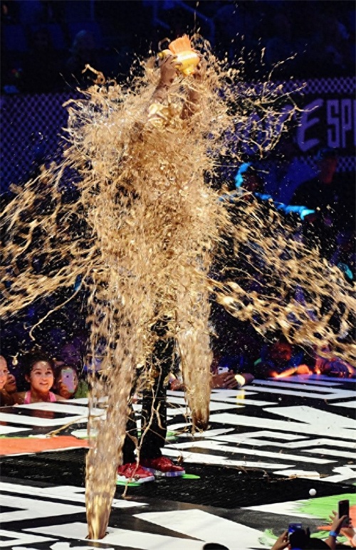 科比被射全身黄金漆成小金人,黑曼巴变成了金曼巴