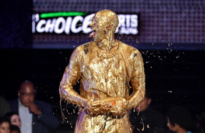 科比被射全身黄金漆成小金人,黑曼巴变成了金曼巴