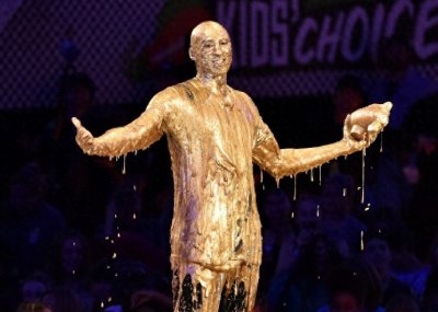 ​科比被射全身黄金漆成小金人，黑曼巴变成了金曼巴