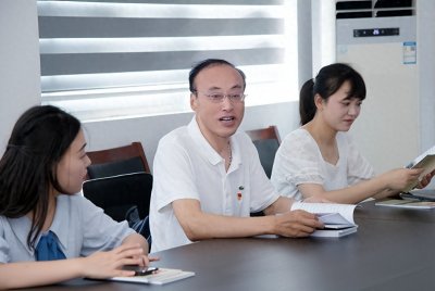 ​王友传为留守儿童宣讲文明礼仪知识