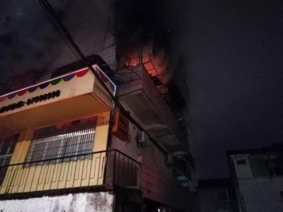 ​诸暨一居民楼起火5人被困 消防员10分钟生死营救