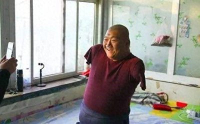 ​天生无四肢的“筷子哥”，如今娇妻在旁年入百万，网友：如何做到