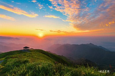 ​武功山位于中国江西省，主脉绵延120余千米，总面积约970平方千米