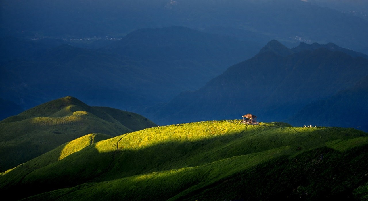 武功山位于中国江西省，主脉绵延120余千米，总面积约970平方千米