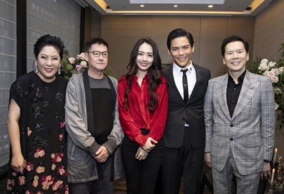 ​72岁传奇女星丁佩：巨星李小龙死在她床上，向华强娶她照顾一生