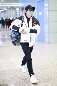 ​准爸爸！吴奇隆甜蜜官宣刘诗诗怀孕 现身机场喜气足