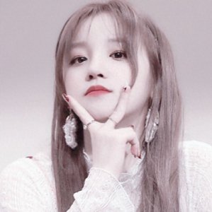 ​宋雨琦：不再浓妆后，精致成“芭比娃娃”