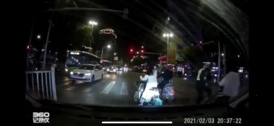 ​汕头交警通报辅警“用脚踹车”：冲卡男子无证驾驶无牌证摩托车