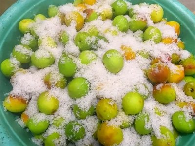 ​#生活日记#夏天的青梅应该怎么吃？做腌酸梅，到冬天都能吃！