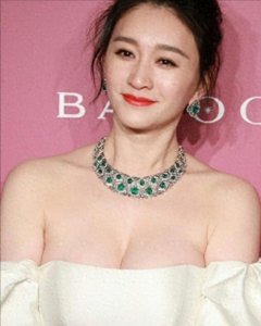 ​内娱“半老徐娘”只服这6位，蜂腰美背、酥胸长腿，越老越有韵味