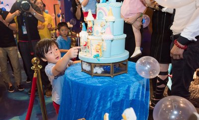 ​邹明轩5岁生日，胖轩短发萌出一脸血 然而总被这个帅哥抢镜