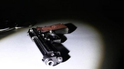 ​警匪追逐画面曝光！台湾警察连开5枪，等红灯摩托车骑手吓呆