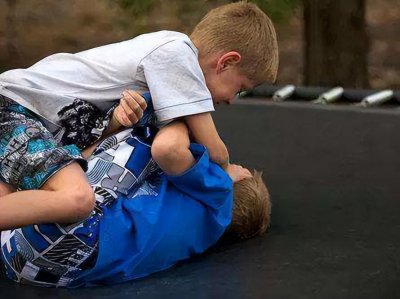 ​江西两小学生校内打架，家长上门道歉被扇耳光，更多细节曝光