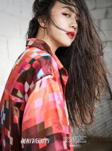 ​汤唯封面大片曝光，红唇湿发妩媚撩人，凹凸身材玩起“欲女风”